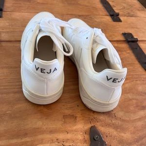VEJA V12! Worn a few times! Size 39/8!
